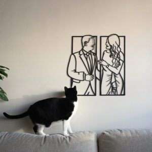 mural de madera personalizado de una pareja colgado en el salon sobre el sofa
